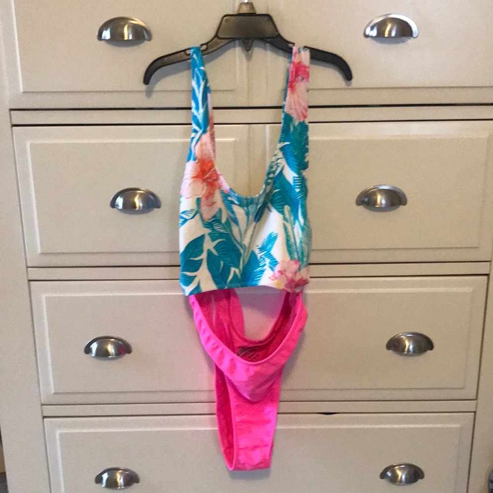 Chubbies One Piece Swimsuit Cut Out Tropical Hot Pink Size Medium EUC